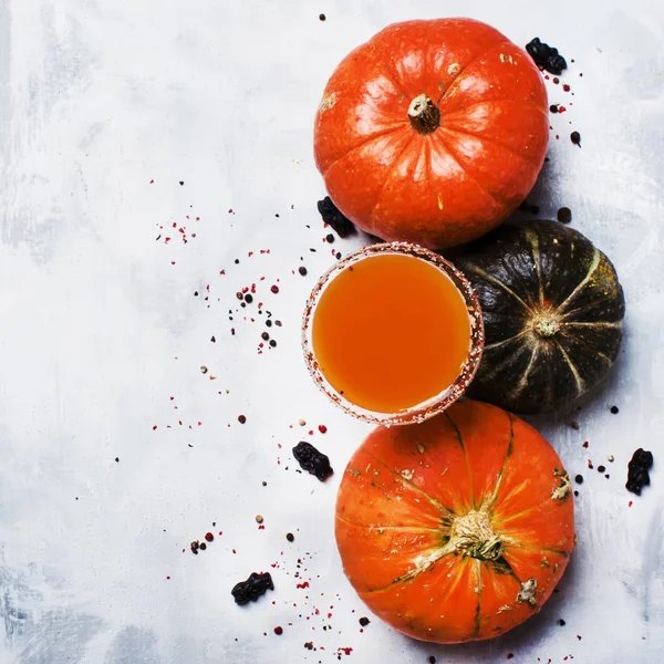 De feestelijke cocktail Halloween met pompoen juice — Stockfoto