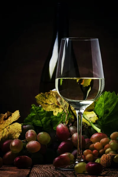 Białego wytrawnego wina, w szkle — Zdjęcie stockowe