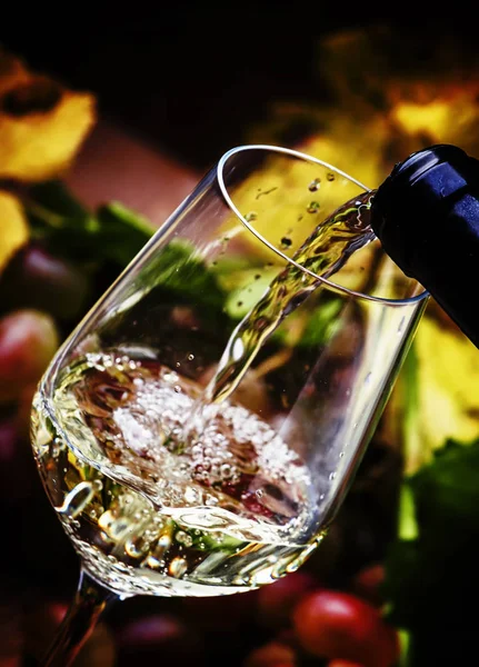 Vino blanco se vierte en una copa — Foto de Stock