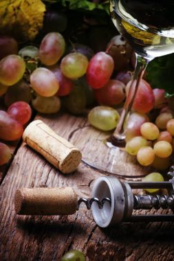 Beyaz şarap cam kuru ve mantar ile düşünüp