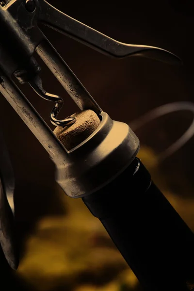 Corkscrew, menarik keluar gabus dari botol anggur — Stok Foto