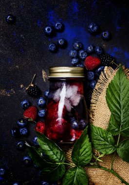 Berry yaban mersini, böğürtlen, ahududu ve buz ile kokteyl