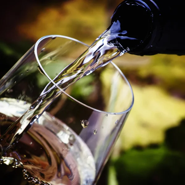 Witte wijn die in een glas wordt gegoten — Stockfoto