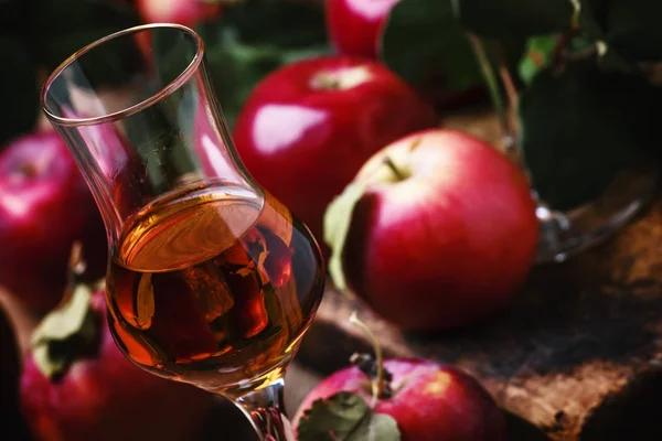 Bebida alcohólica dorada fuerte francesa de manzanas — Foto de Stock