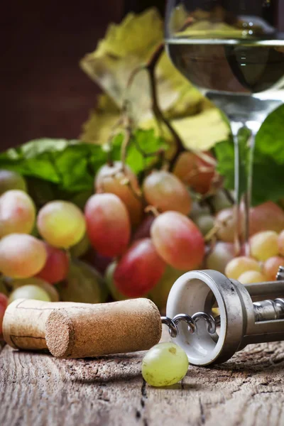 Белое вино в стакане, виноград — стоковое фото