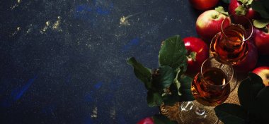 Elma konyağı, koyu arka plan 