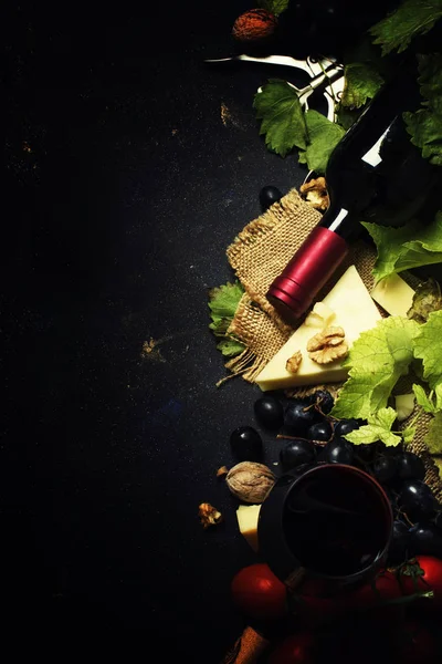 Κόκκινο κρασί και σνακ — Φωτογραφία Αρχείου