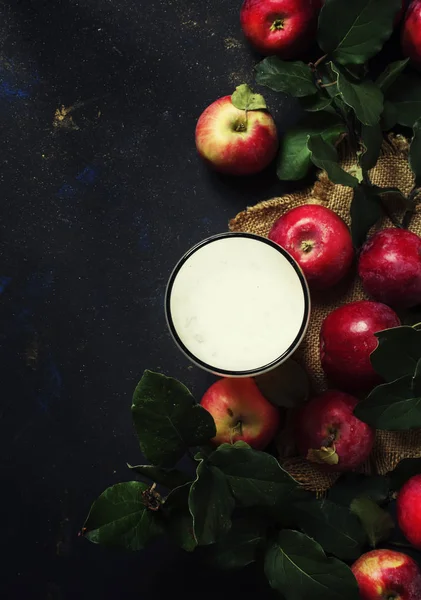 Sidra de manzana en vidrio — Foto de Stock