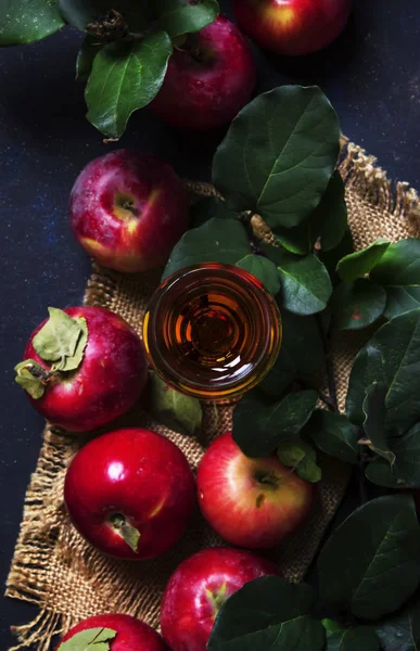 Brandy de manzana, fondo oscuro — Foto de Stock