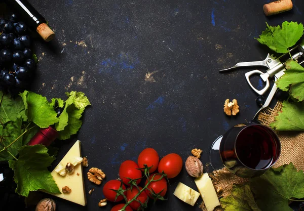 Rode wijn en snacks — Stockfoto