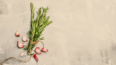 Taze biberiye ve sarımsak, taş arka plan, görüntü, en iyi VI tonda