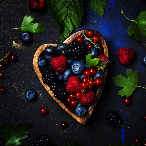 심장 모양 그릇에 여름 딸기의 선택 — 스톡 사진