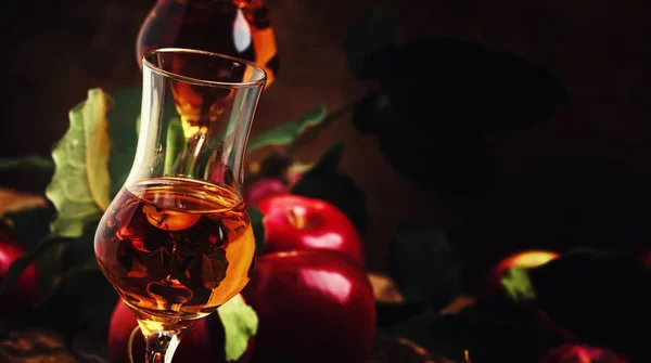 Bebida alcohólica dorada fuerte francesa de manzanas —  Fotos de Stock