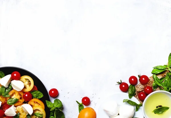 Főzés háttér, összetevők előkészítése caprese saláta — Stock Fotó