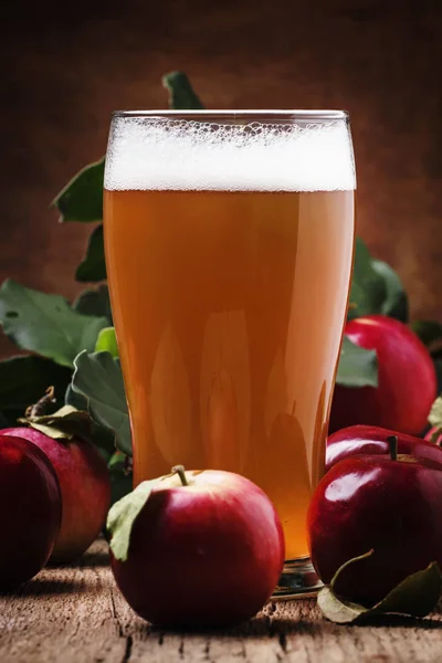 Яблочный сидр в большом бокале пива — стоковое фото