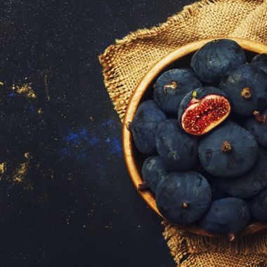 Ahşap kase olgun mavi incir 