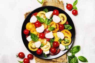 Gri arka plan üzerinde caprese salatası