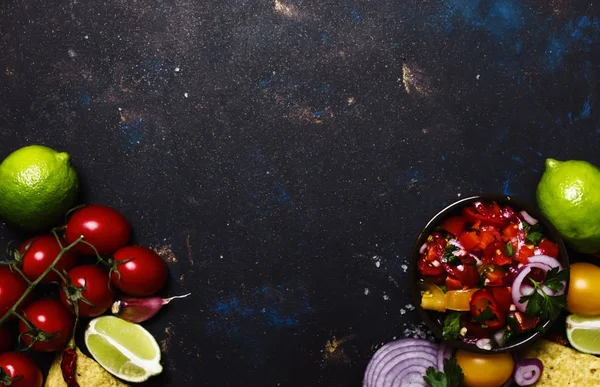 Nachos, Salsa mártással, élelmiszer-háttér — Stock Fotó