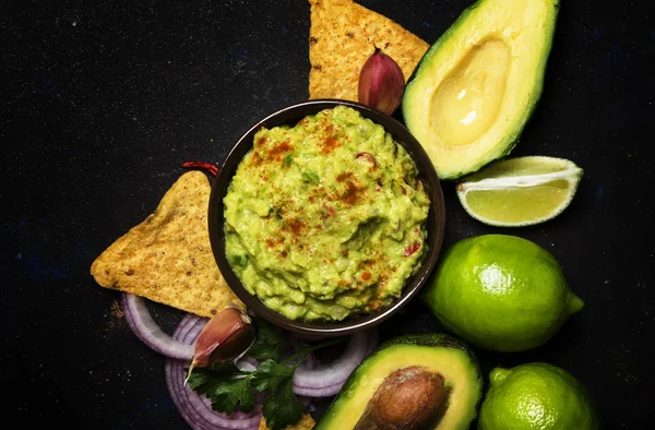 Гуакамоле соус з авокадо — стокове фото