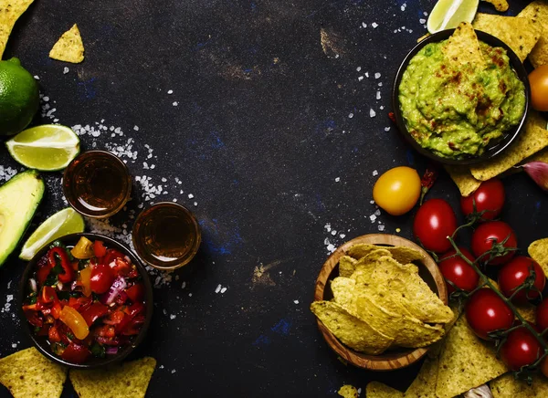 Nachos, Guacamole, Salsasoße — Stockfoto