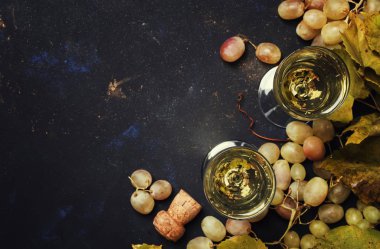 Şampanya gözlük, üzüm asma ile