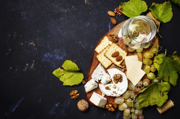 Vinho seco branco, queijo com molde, nozes, uva e biscoito — Fotografia de Stock
