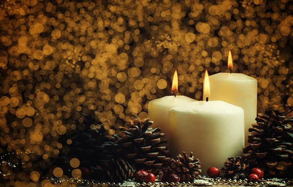 圣诞节或新年的作文用燃烧的蜡烛 — 图库照片
