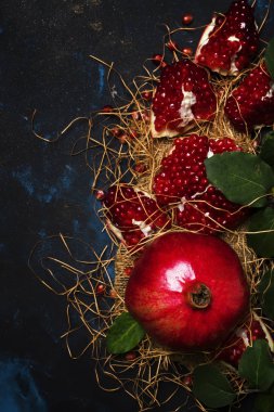 Saman içinde kırmızı nar