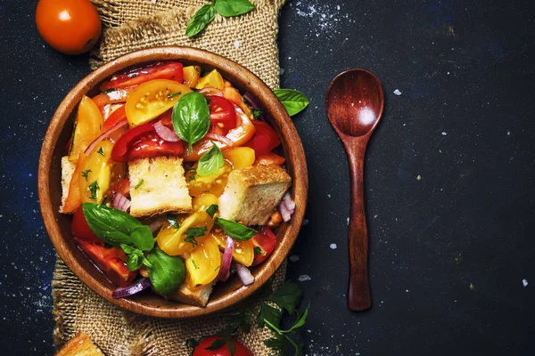 Sallad med tomater, basilika och gammalt bröd — Stockfoto