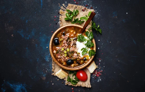 Russian Meat Solyanka Soup In Wooden Bowl — Stock Image Russian Meat Solyanka Soup In Wooden Bowl Stock Picture