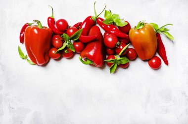 Kırmızı sebze ve yeşil fesleğen 