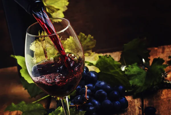 Trockener Rotwein im Glas — Stockfoto