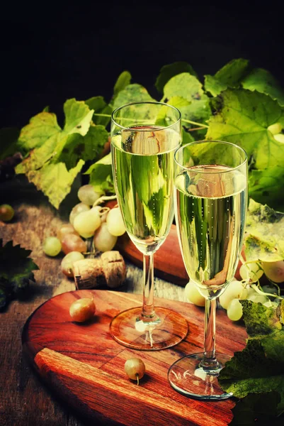 Champagne v brýlích, hrozny s révy — Stock fotografie