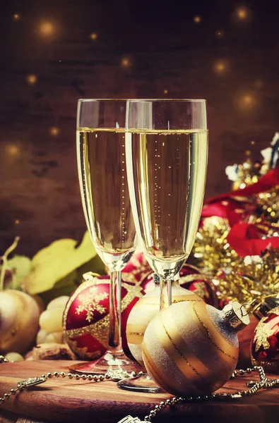 Szampan w okularach, dekoracje na Boże Narodzenie lub nowy rok — Zdjęcie stockowe