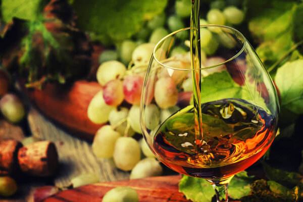 Коньяк в стекло, виноград и виноград
 