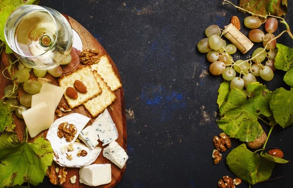 Белое сухое вино, сыр с плесенью, орехи, виноград и крекеры — стоковое фото