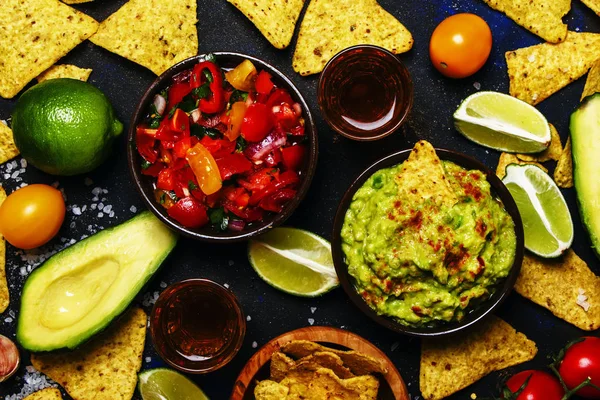 Tex-Mex koncepce, Nachos, Guacamole, Salsa omáčka — Stock fotografie