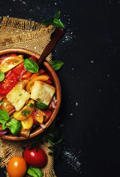 Salat mit Tomaten, Basilikum und altbackenem Brot — Stockfoto