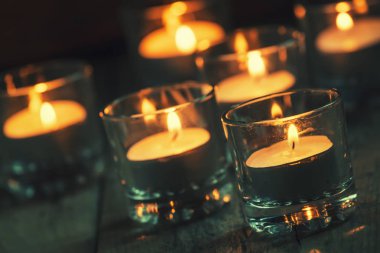 Noel veya Yeni Yıl Kompozisyonu Yanan Mumlarla 
