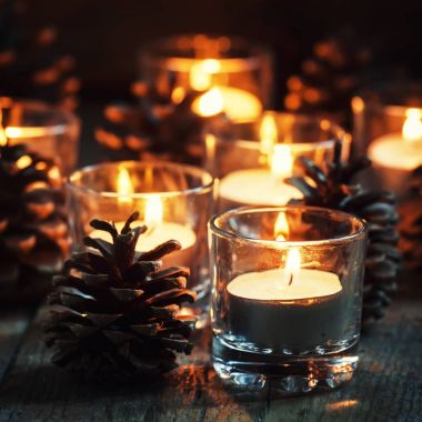 Noel veya Yeni Yıl Kompozisyonu Yanan Mumlarla 