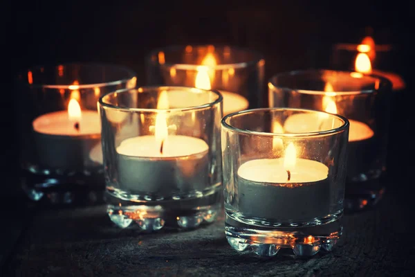 Рождественская или новогодняя композиция с горящими свечами — стоковое фото