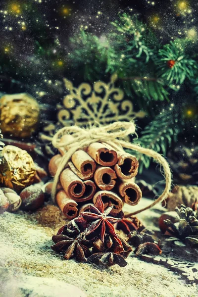 크리스마스 또는 새 해 장식에서 mulled 와인 향신료 — 스톡 사진
