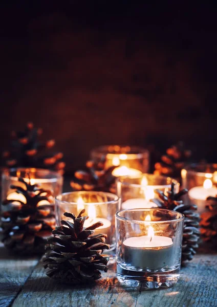 Σύνθεση Χριστουγέννων ή Πρωτοχρονιάς με καμένα κεριά — Φωτογραφία Αρχείου