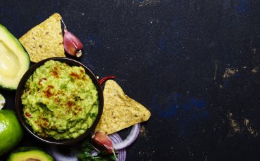 Mısır cips ve Guacamole sos 
