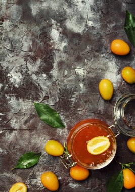 Kamkat reçeli cam kavanozda 