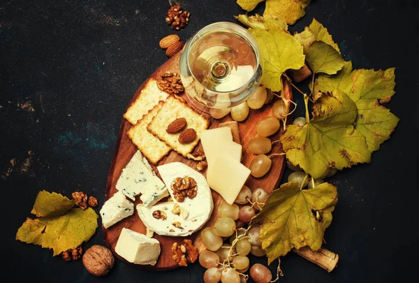 Белое сухое вино, сыр с плесенью, орехи — стоковое фото