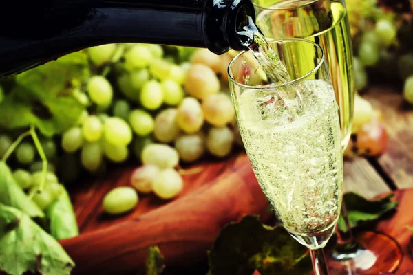 Champagne Versare nel bicchiere — Foto Stock