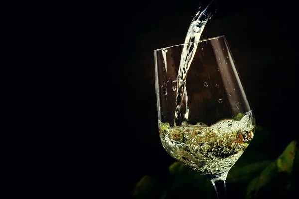 Vino bianco versato in un bicchiere — Foto Stock