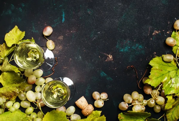 Champán en copas, uvas con vid —  Fotos de Stock