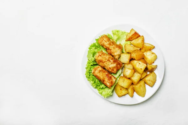 Fish and chips sur une assiette — Photo